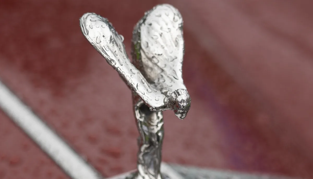 Detailaufnahme der Spirit of Ecstasy, der Kühlerfigur von Rolls-Royce.
